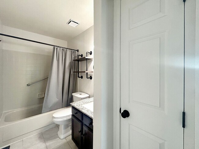 Building Photo - $0 DEPOSIT OPTION. DESIRABLE DAKOTA STATION SPLIT-LEVEL HOME WITH 3 BEDROOMS, 2 BATHS, AND SPACIO...