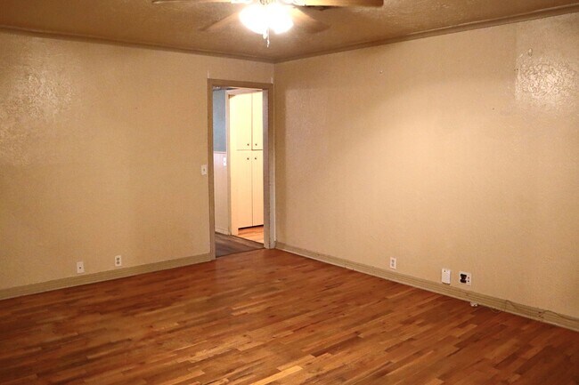Building Photo - Cute and Clean 2 bedroom near SWOSU