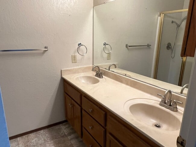 Building Photo - Single story condo located in Cedarbrook's Gated Community!