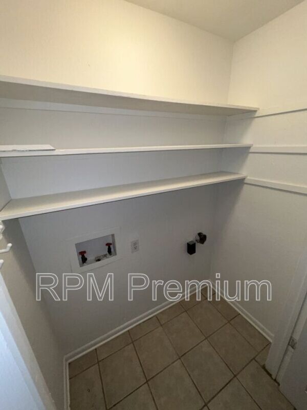 Building Photo - 464 Wilton Dr
