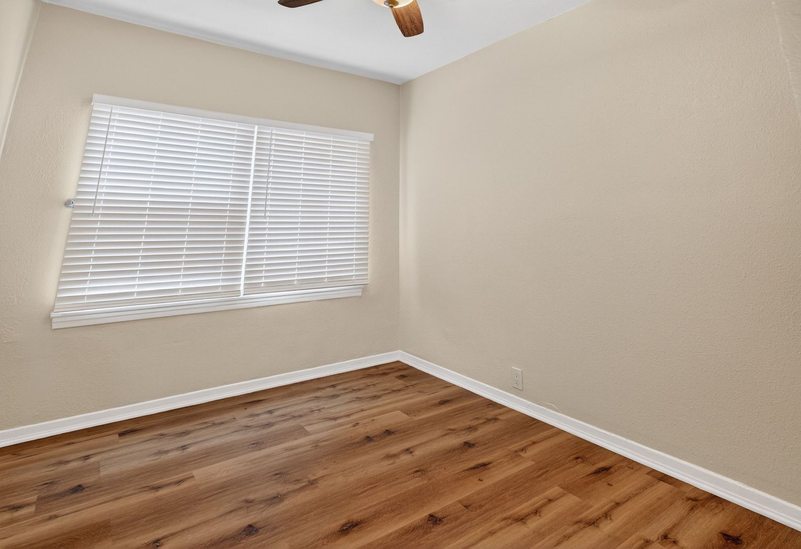 Building Photo - 1324 N Peterson Ave