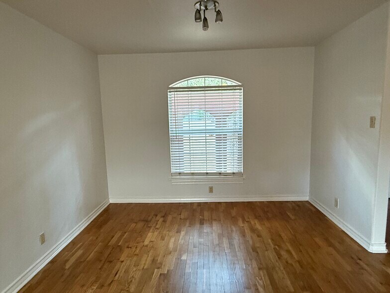 Building Photo - 1907 Summerwood Dr