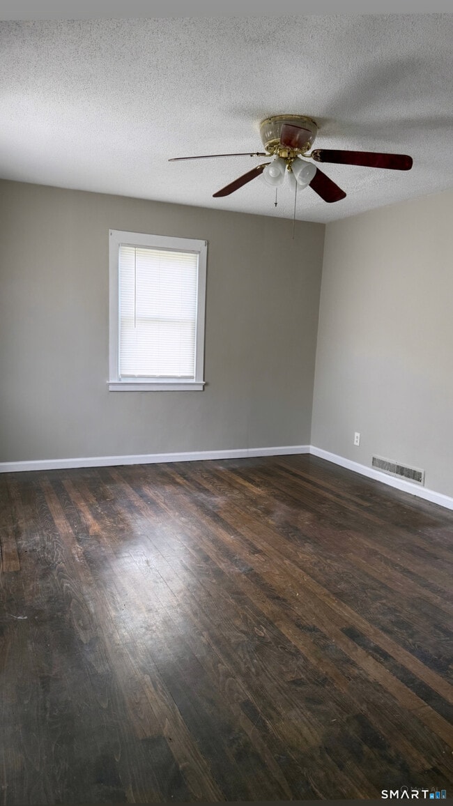 Building Photo - 92 Great Hill Rd