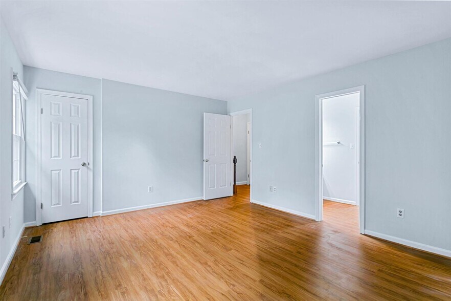 Building Photo - 117 Wellesley Dr