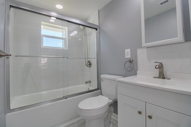 Building Photo - 236 N Oleander Ave