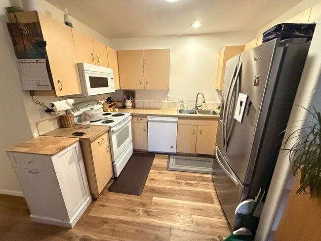 Building Photo - 2 Bed/1 Bath Home With Large and Fully Fen...