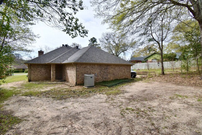 Building Photo - Stunning Home in the Heart of Tyler! 3bd 2...