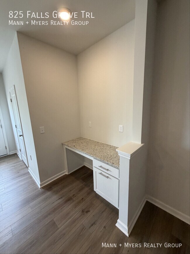 Building Photo - 825 Falls Grove Trl