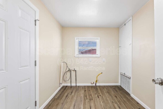 Building Photo - 921 W Midway St