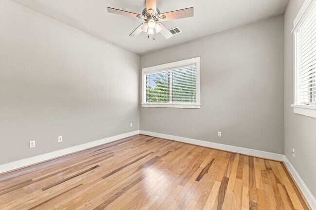 Building Photo - 304 Zennia St