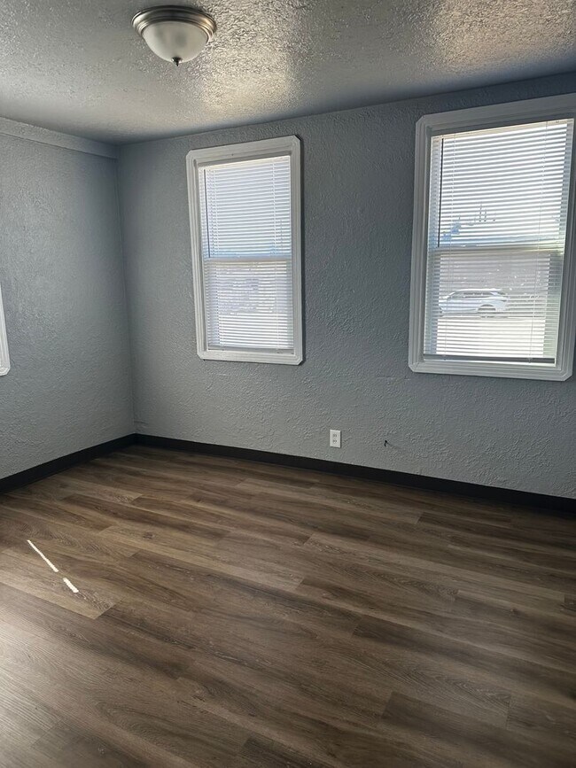 Building Photo - 1356 East Ave