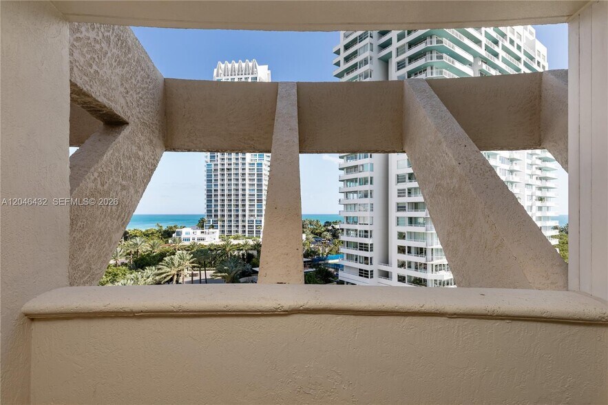 Building Photo - 300 S Pointe Dr
