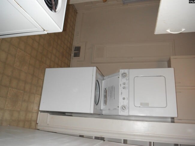 Building Photo - 2119 Kiawah Ave