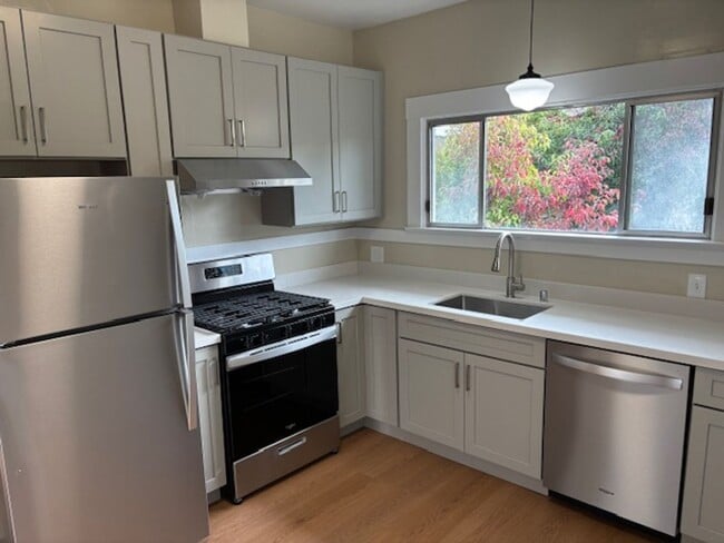 Building Photo - Beautiful Centrally Located Rockridge Craftsman!