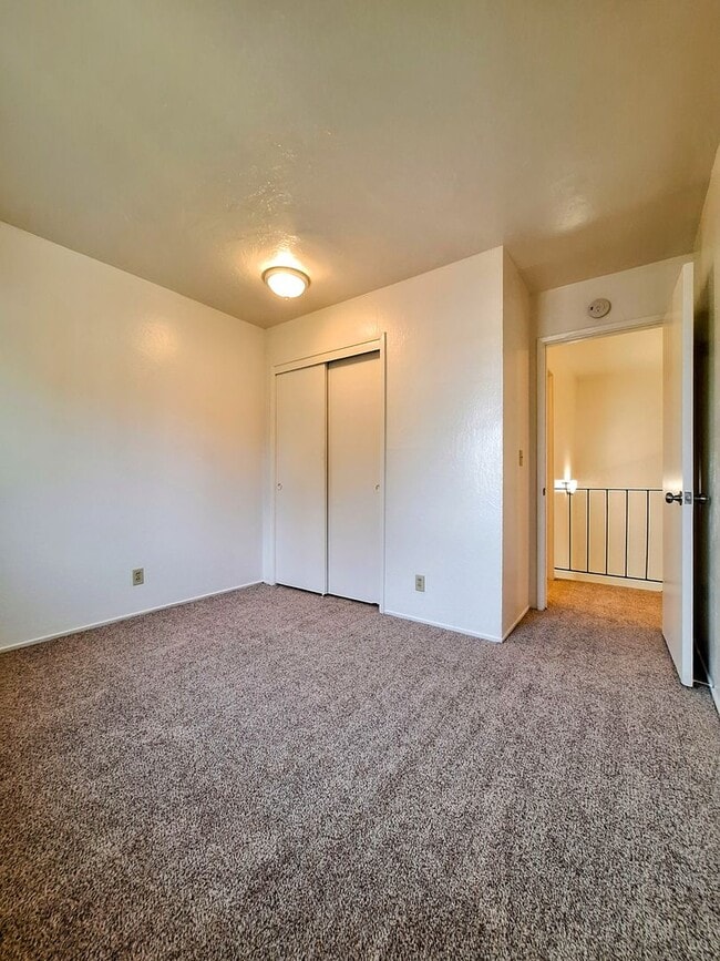 Building Photo - Refurbished 3bd Townhouse Style Apartment