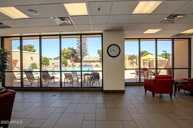 Building Photo - 10612 W Oakmont Dr