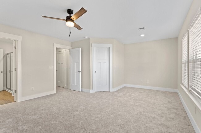 Building Photo - Perfectly Appointed Greenville Townhome 3bed/2.5 bath