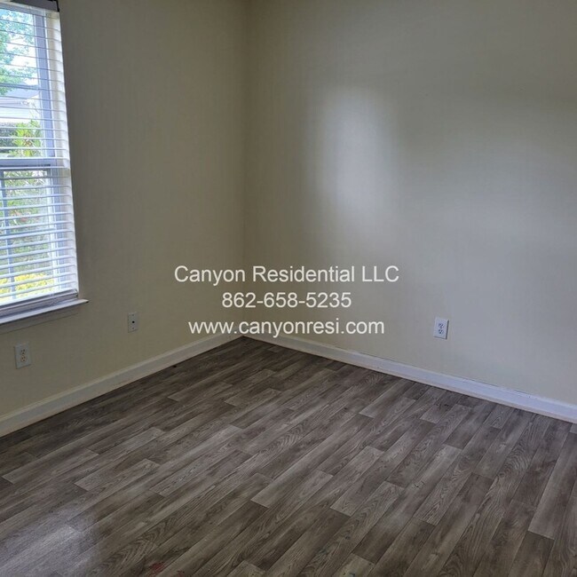 Building Photo - 461 Bedford Knoll Dr