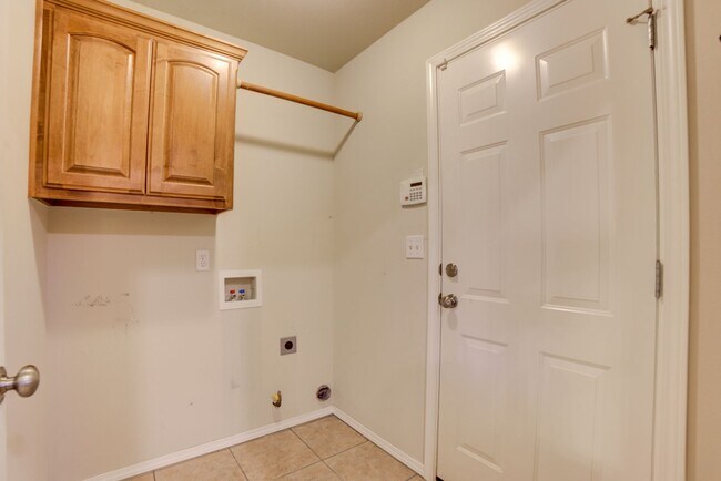 Building Photo - 3 Bed / 2 Bath in Collinsville!