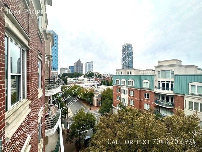 Building Photo - Charming 2 BR/ 2BA Condo in the heart of U...