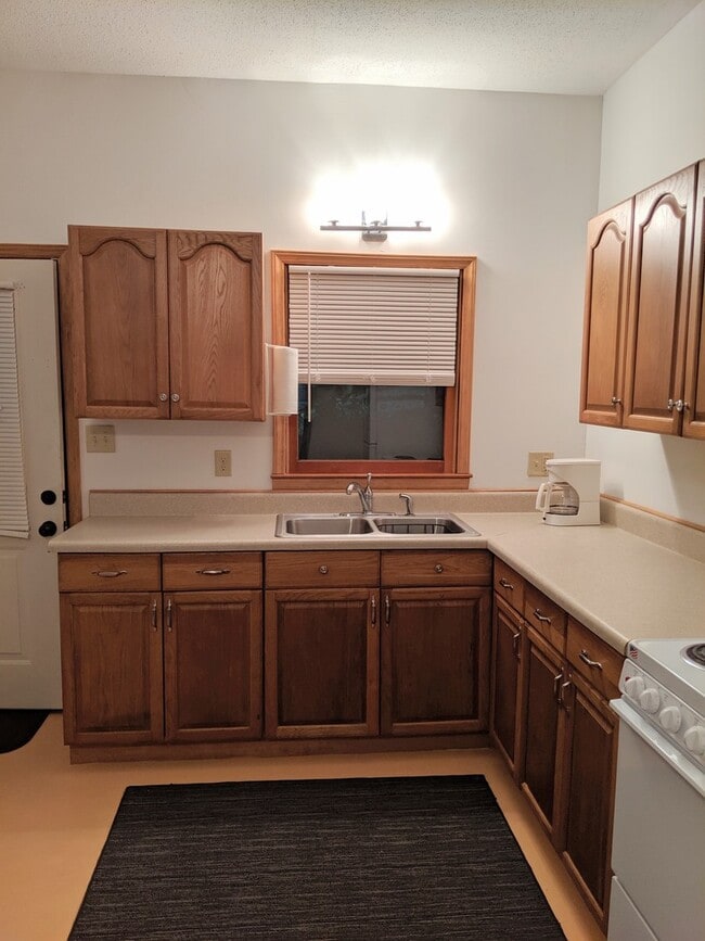 Building Photo - ***SCHOOL YEAR RENTAL ONLY Available through MAY 15TH ***