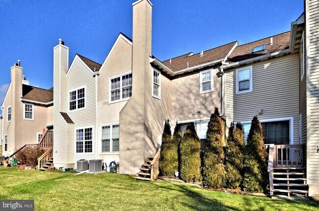 Building Photo - 518 Country Club Dr