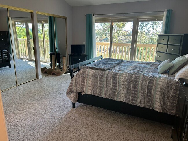 Building Photo - Beautiful 3 bed / 2.5 bath Townhome in Carlsbad