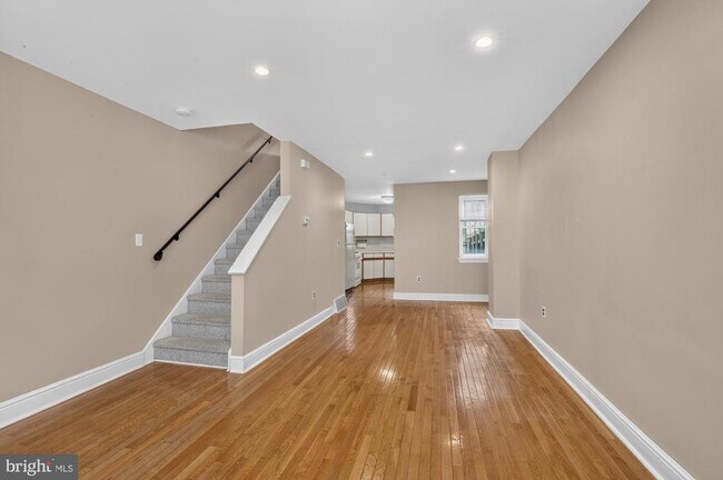 Building Photo - 2645 Bainbridge St