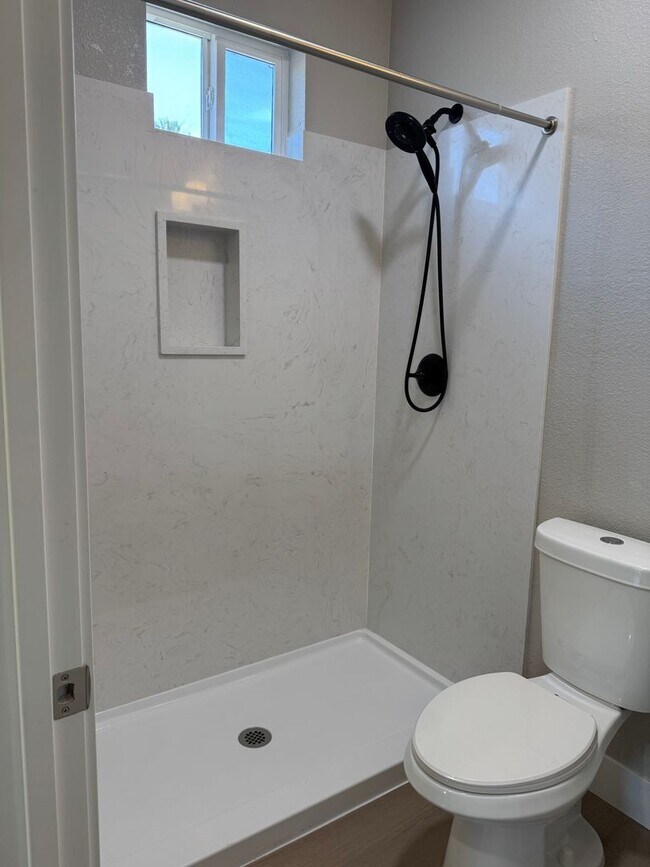 Building Photo - New Downtown Construction 650 Sqft. 1 Bedr...