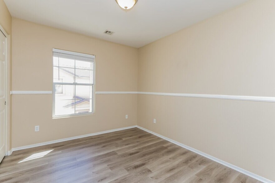 Building Photo - 921 Sunny Acres Ave