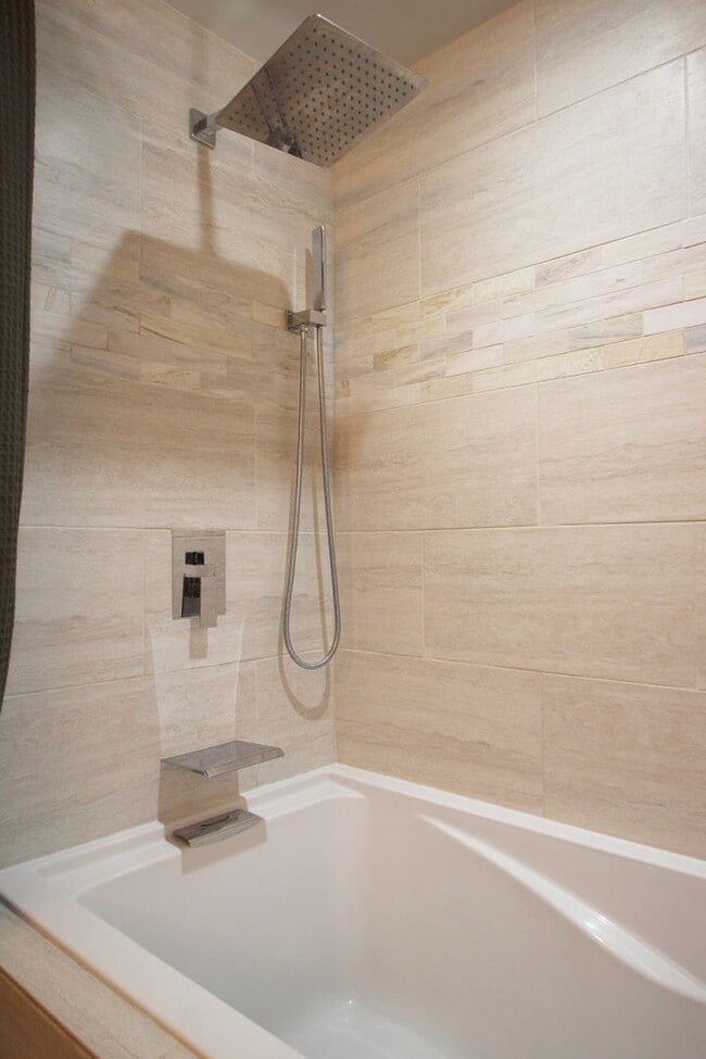 Building Photo - Midtown 1BR Condo