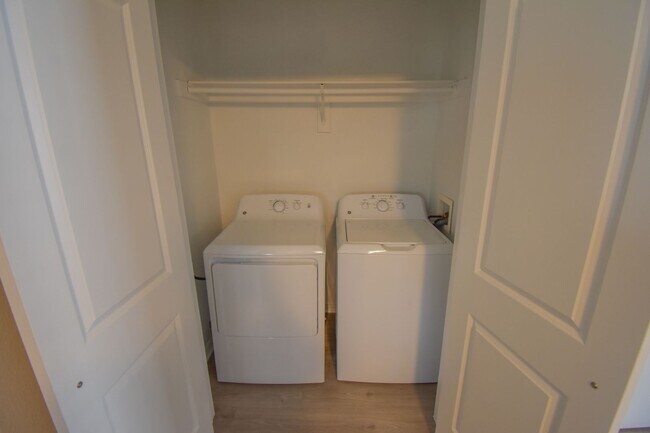 Building Photo - 2 Bedroom 2.5 Bath Townhome in Farmington!