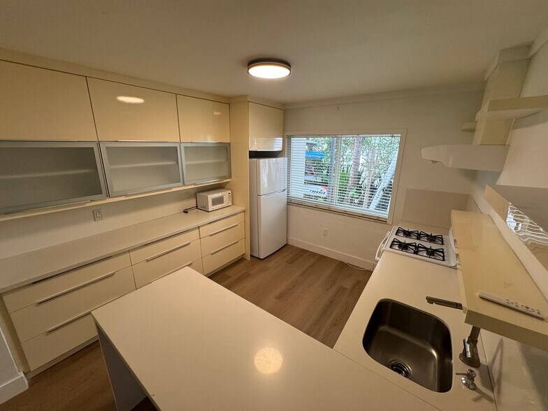 Building Photo - 4780 Pine Tree Dr