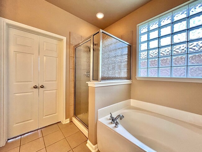 Building Photo - Your Next Home Awaits – Roomy, Bright & Co...