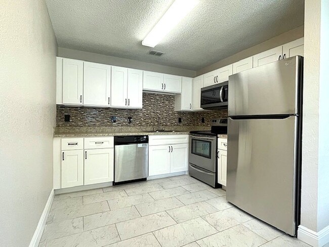 Building Photo - Welcome home to this charming 2-bedroom, 2...