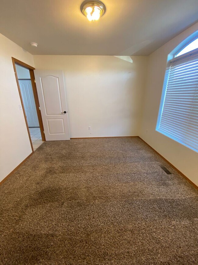 Building Photo - April Rent Free - House with Triple Car Garage