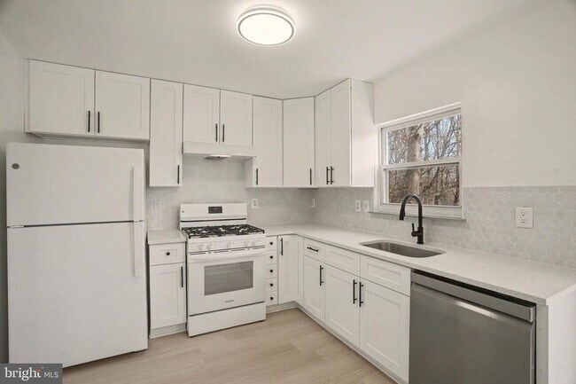 Building Photo - 14805 Strawberry Ln