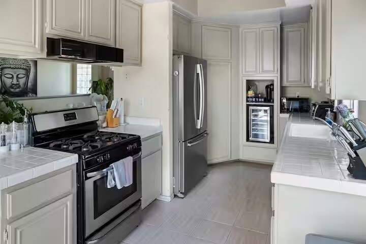 Building Photo - 212 N Catalina Ave