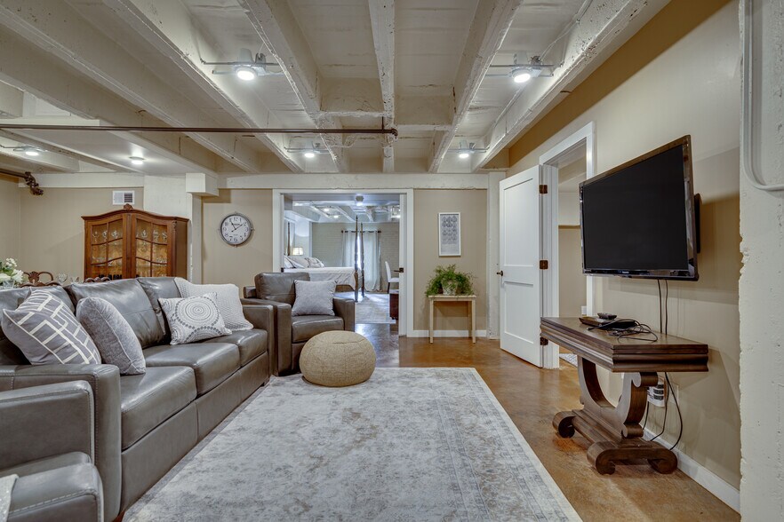 Building Photo - 223 S Grand
