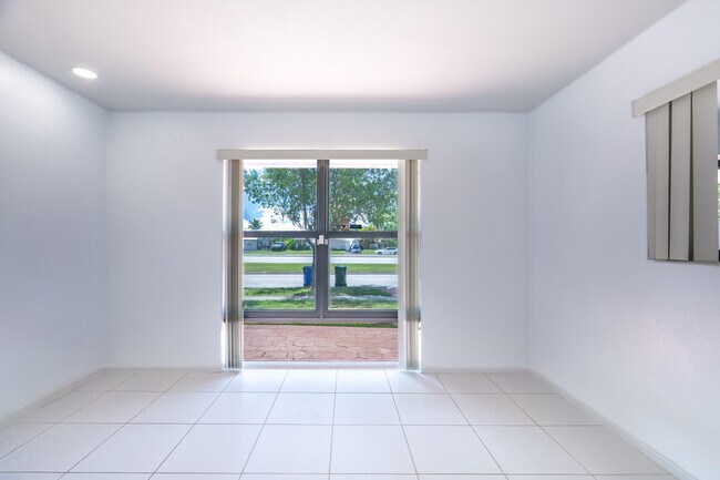 Building Photo - 6113 Royal Palm Blvd