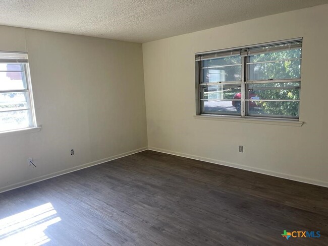 Building Photo - 1818 Janis Dr