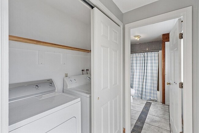 Building Photo - 370 Harwood Ave