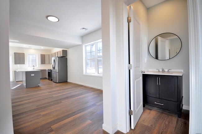 Building Photo - 309 Main St