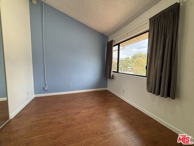 Building Photo - 10574 Sunland Blvd