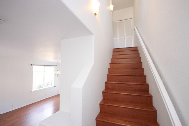 Building Photo - 1100 Rosewalk Way