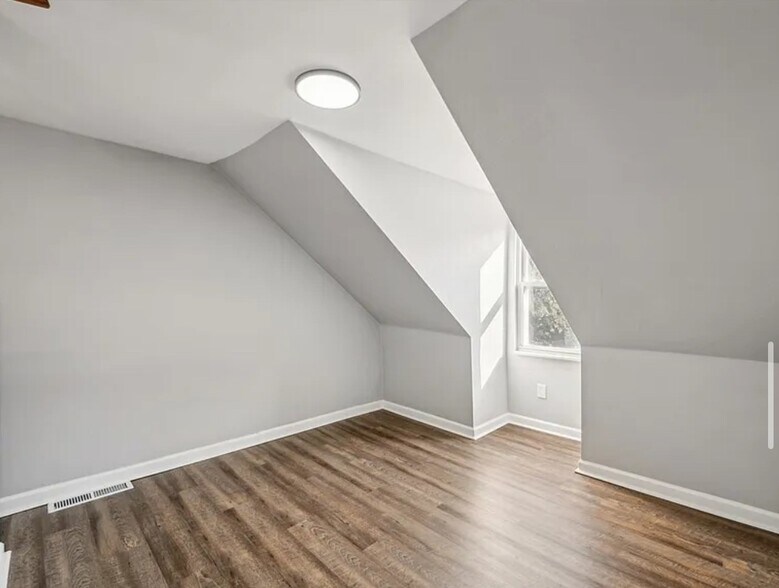 Building Photo - 815 Monongahela Ave