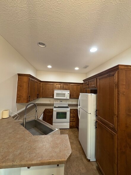 Building Photo - 2488 Manzoni Rd