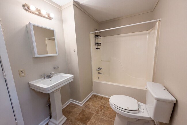 Building Photo - Classic Charm with Modern Updates – Spacious 4 Bedroom Rental