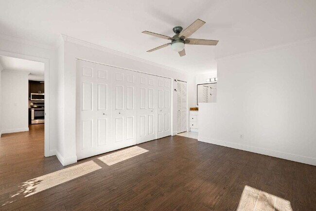 Building Photo - Lakewood - just 10minutes to Downtown Naples!