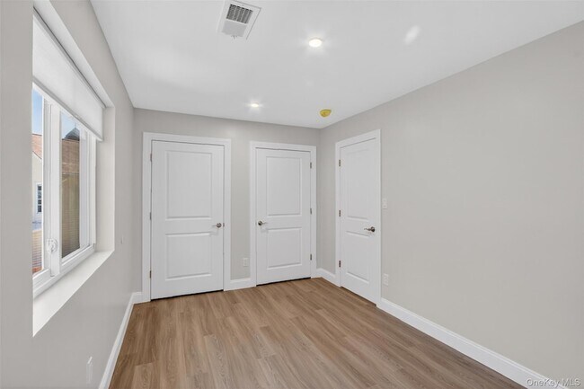 Building Photo - 60 Manor Pl